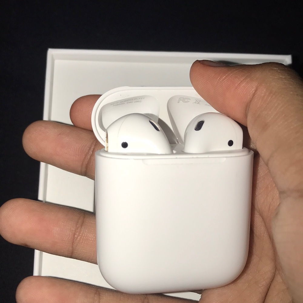 Apple airpods! - Picture 4 of 4